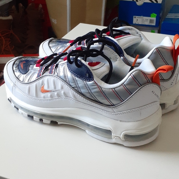 Nikes - Picture 6 of 8